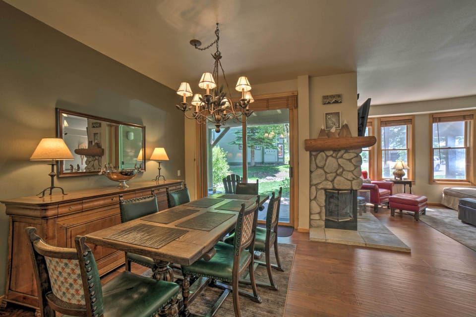 Dining Area | Dishware/Flatware Provided