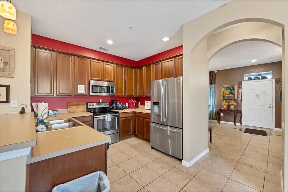 Kitchen area and view to front door.
Kitchen Dimensions: 9' x 11.5' 
