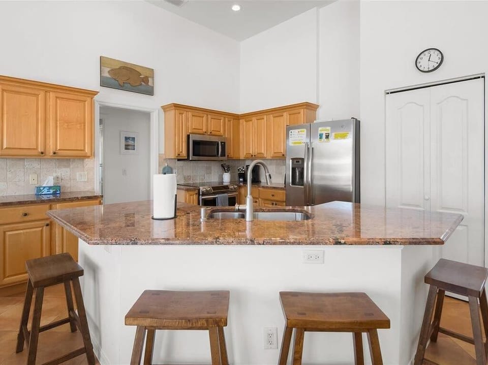 Kitchen with Breakfast Bar
