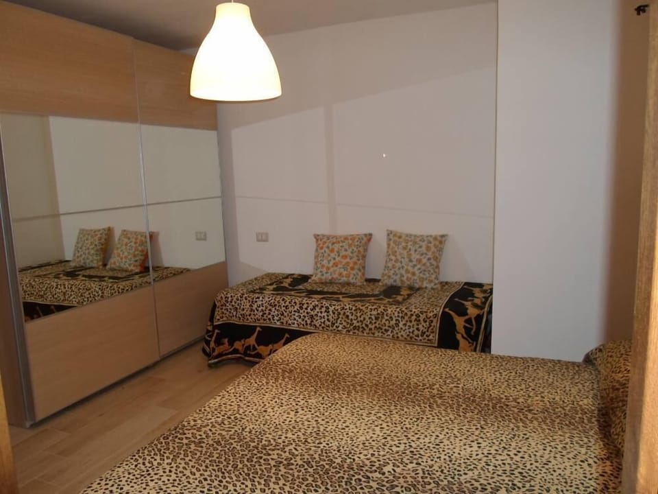 Camera da letto con tre letti singoli o uno matrimoniale e uno singolo