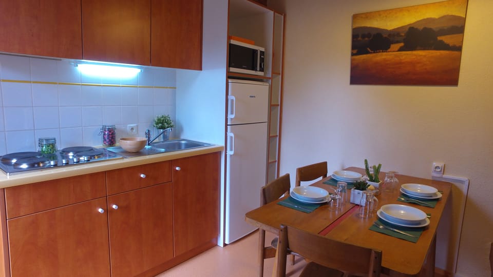 Cottage, 1 Bedroom (4 pers) | Private kitchen | Fridge, microwave, stovetop, coffee/tea maker