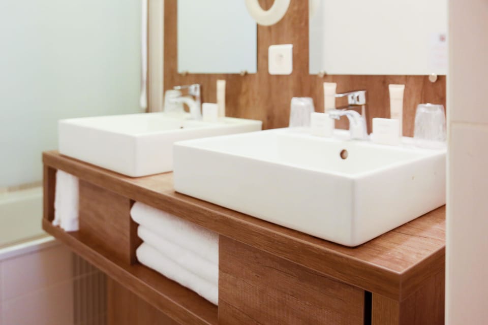 Family Room | Bathroom | Free toiletries, hair dryer, towels