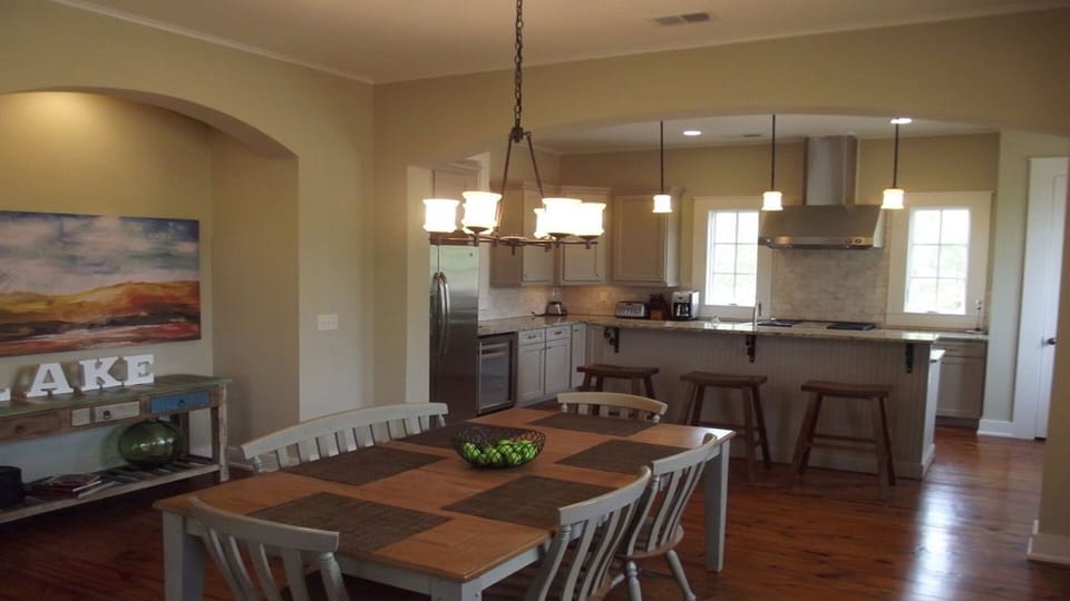 Kitchen & Dining Area