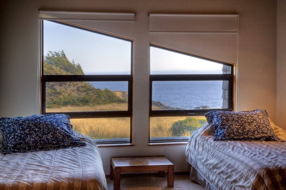 Even the loft boasts unobstructed, panoramic white- and blue-water ocean views.