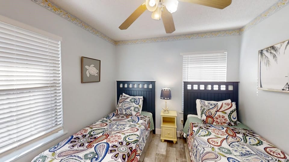 2nd Bedroom with 2 twin beds