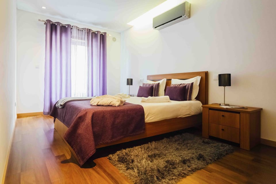 One bedroom apartament with double bed, equipped kitchen, wi-fi and cable channels.  This flat also has access to 1 parking space and a shared pool. It is located about 10 minutes away from the beach of São Martinho do Porto.