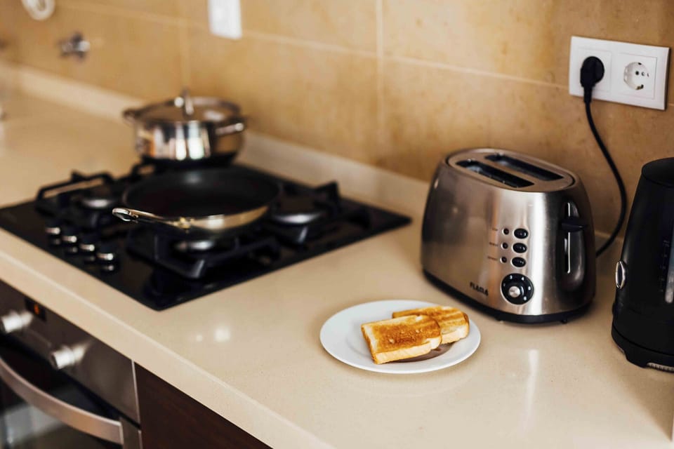 One bedroom apartament with double bed, equipped kitchen, wi-fi and cable channels.  This flat also has access to 1 parking space and a shared pool. It is located about 10 minutes away from the beach of São Martinho do Porto.