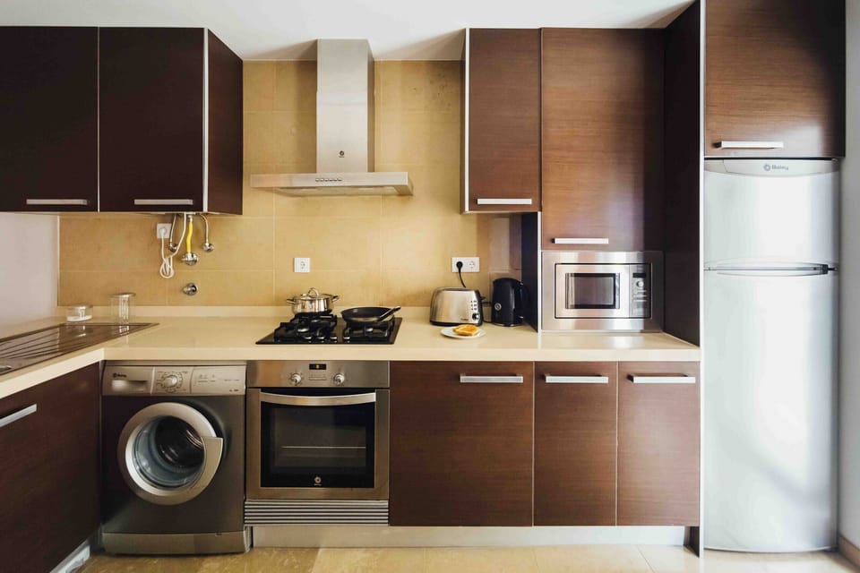 One bedroom apartament with double bed, equipped kitchen, wi-fi and cable channels.  This flat also has access to 1 parking space and a shared pool. It is located about 10 minutes away from the beach of São Martinho do Porto.