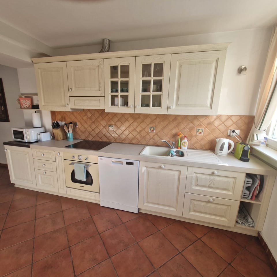 Kitchen - fully equipped making meal preparation a breeze