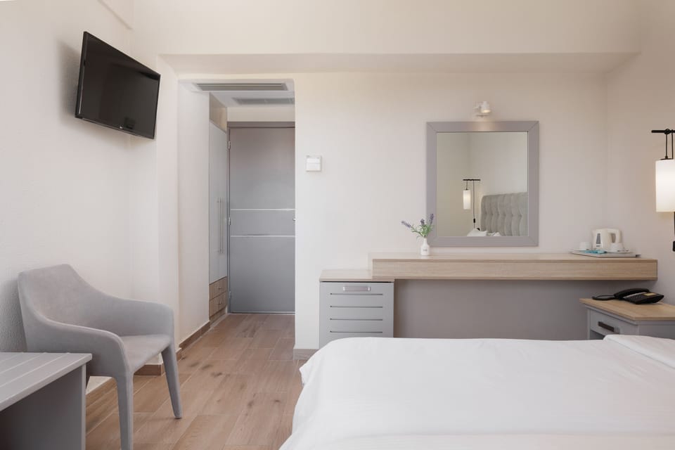 Comfort Double or Twin Room | Desk, blackout drapes, soundproofing, free WiFi