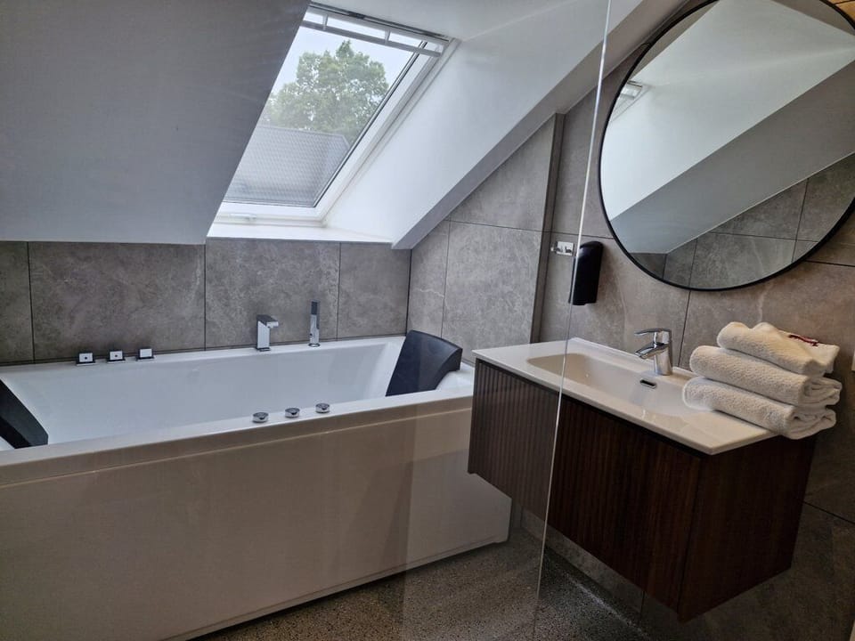 Exclusive Studio | Bathroom | Hair dryer, towels, soap, shampoo