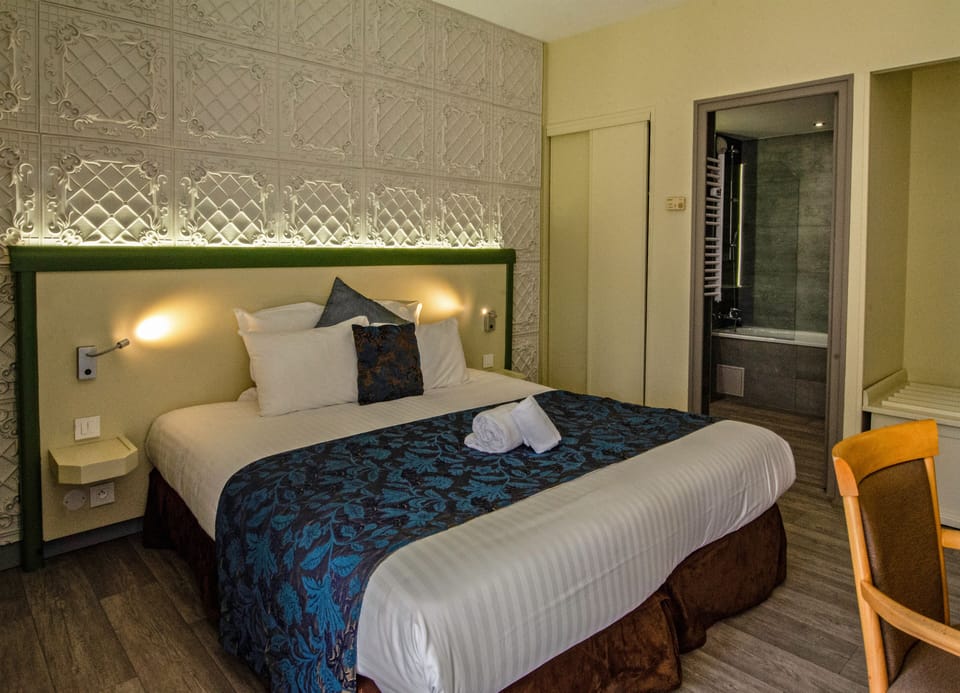 Superior Double Room, Terrace | Minibar, in-room safe, desk, soundproofing