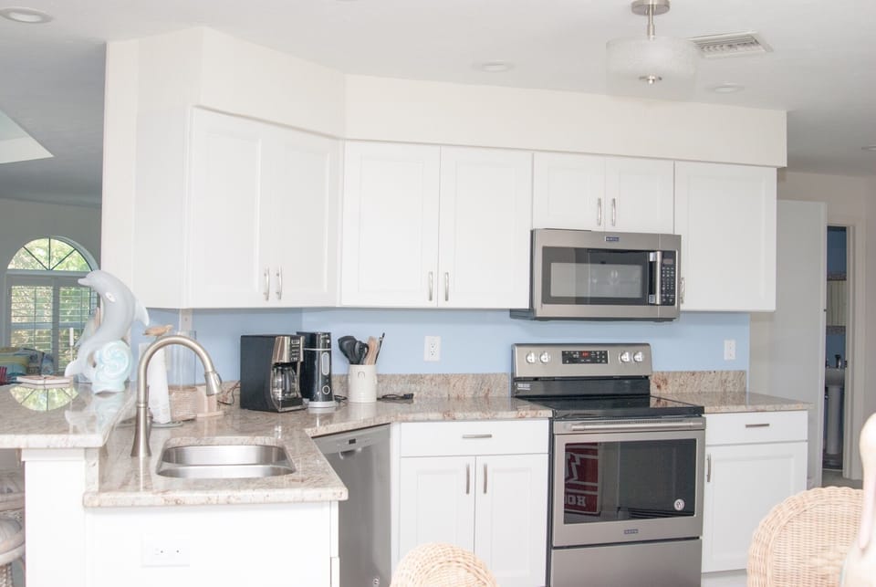 Kitchen w/granite countertops and stainless appliances