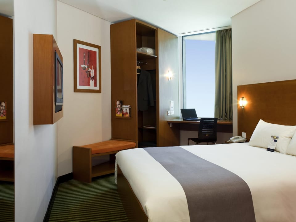 Egyptian cotton sheets, Select Comfort beds, in-room safe, desk