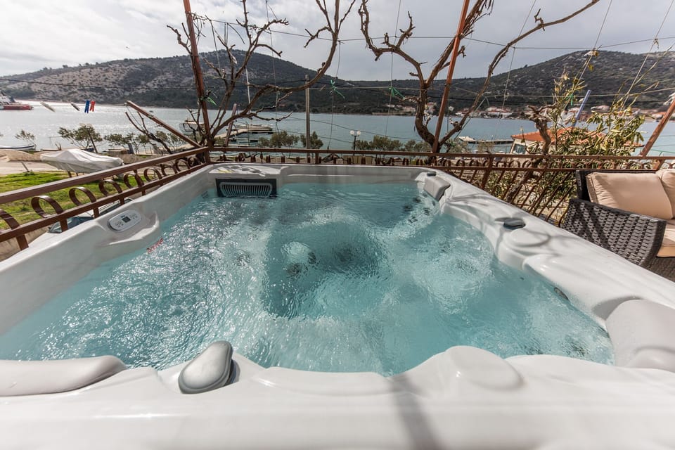 Jacuzzi and sea view, sea just 10 m away