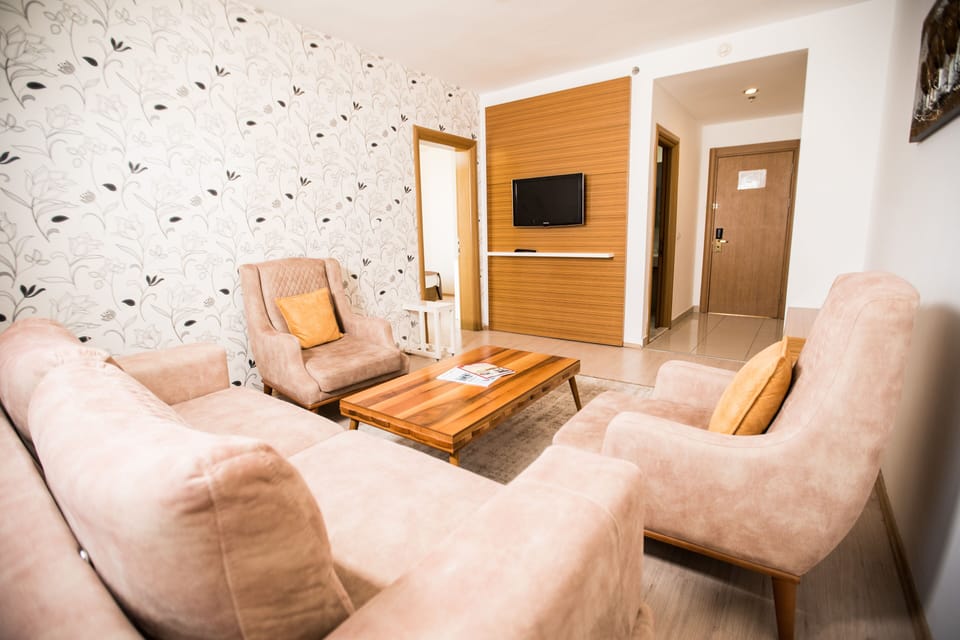 Suite | Premium bedding, minibar, in-room safe, laptop workspace