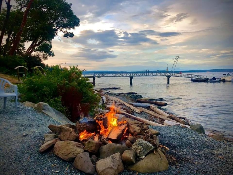 Have a campfire in our beachside fire pit and roast some marshmellows. 
