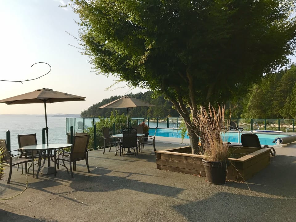 Lots of seating around the pool area.
