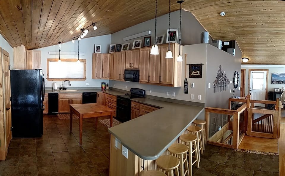 Fully functional kitchen with 6 additional seats on peninsula 