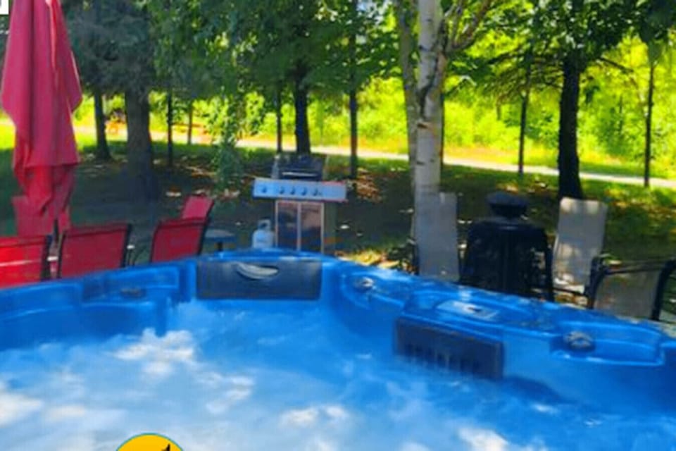 8 Person Hot Tub clean and comfortable near Sandbanks