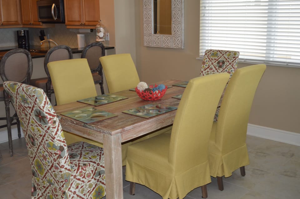 Seating for six at the dining table