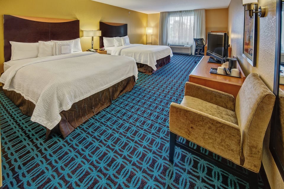 Premium bedding, in-room safe, desk, laptop workspace