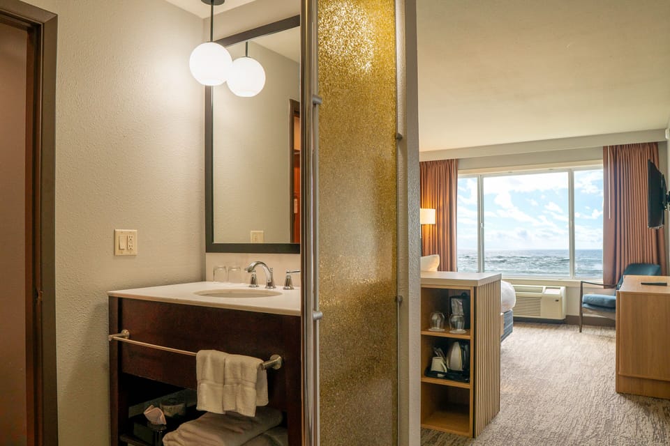 Deluxe Room, 1 Queen Bed, Ocean View, Oceanfront | Egyptian cotton sheets, hypo-allergenic bedding, pillowtop beds, desk