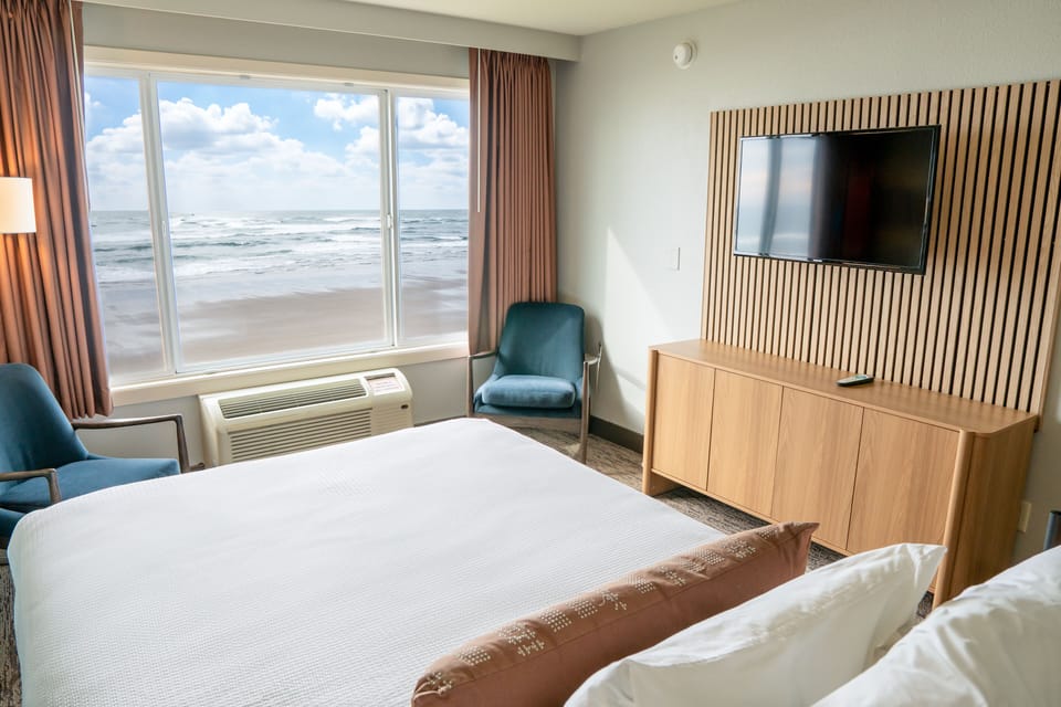 Deluxe Room, 1 Queen Bed, Ocean View, Oceanfront | Egyptian cotton sheets, hypo-allergenic bedding, pillowtop beds, desk