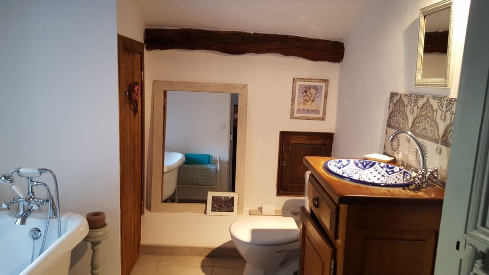 1st floor bathroom www.roquebrunproperty.com