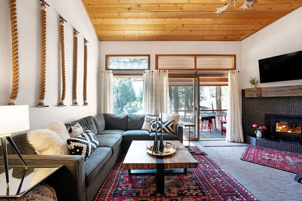 High efficient wood burning fireplace. Wood provided. Smart TV + Sonos system