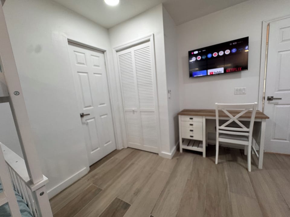 Desk & workstation