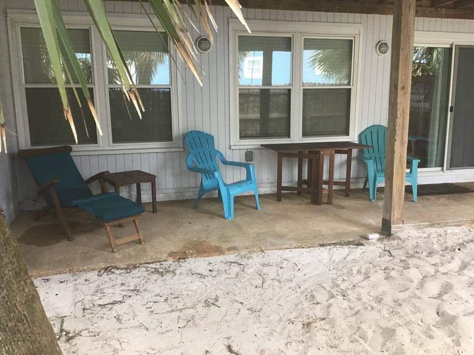 Teak steamer lounge chair for relaxing