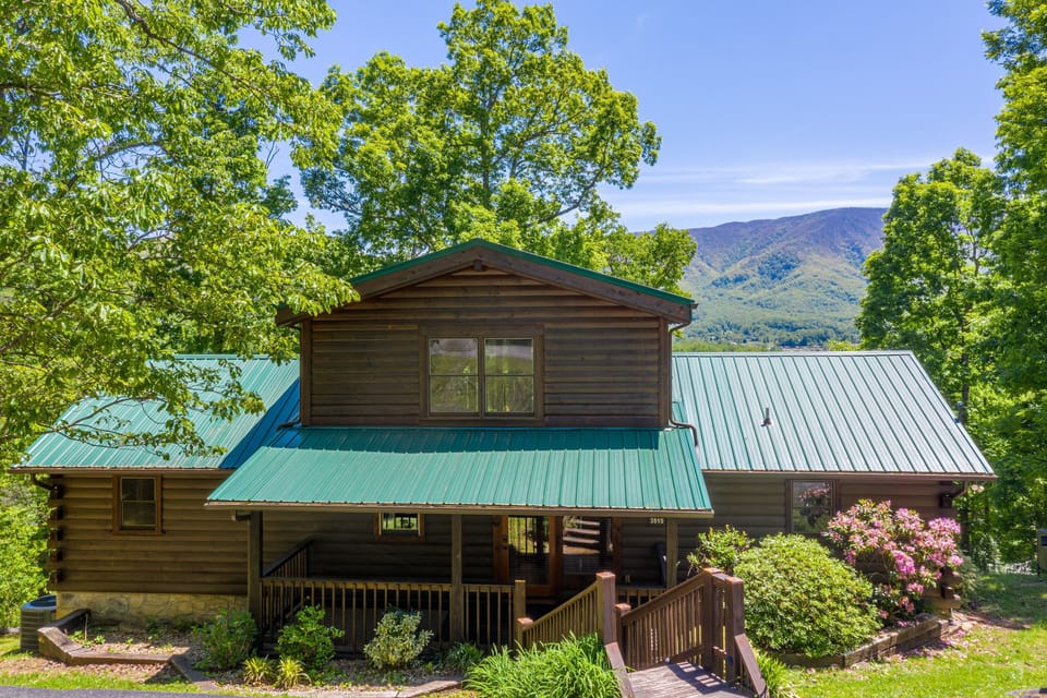 A spacious 2,500 square ft luxury cabin on a large lot with big mountain views!