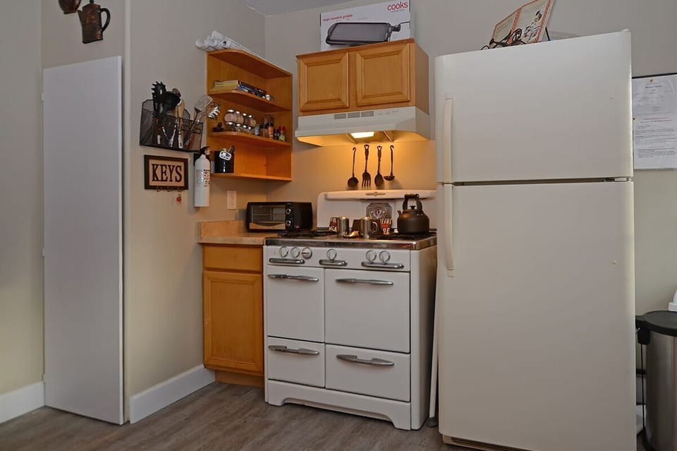 O'keefe and Merritt stove/oven that is great.
Has all pots/pans needed