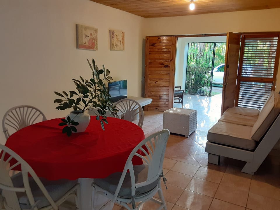 Basic Apartment, Multiple Beds, Non Smoking | Living area | TV, Netflix