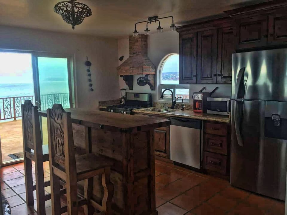 Kitchen & bar