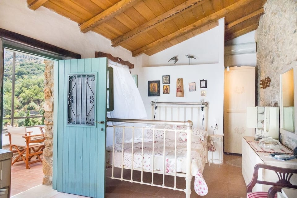 Elegant room with traditional furniture. It has a private WC with shower, a large fireplace, a beautiful kitchenette with fridge and a private entrance.