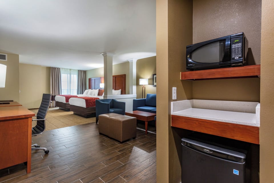Suite 2 Queens Non Smoking 2 person Sofabed | Hypo-allergenic bedding, down comforters, pillowtop beds, desk