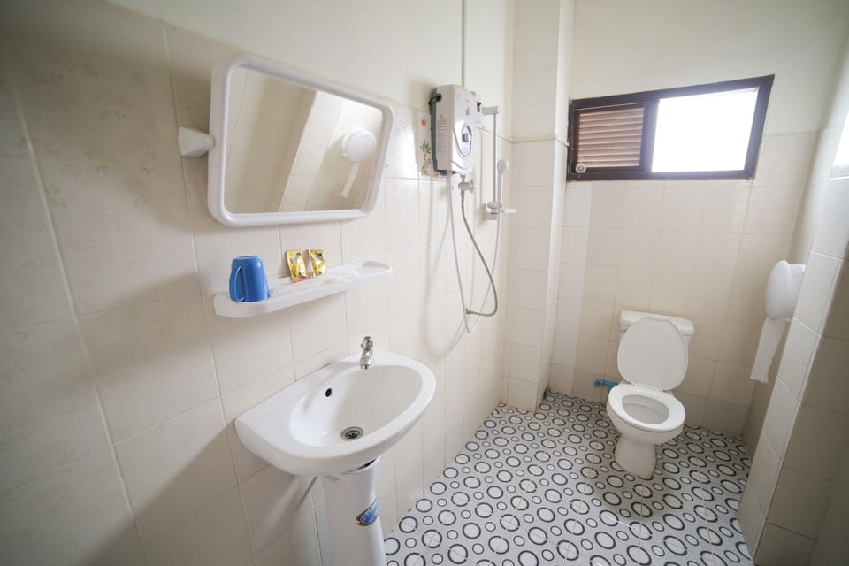 Shower, free toiletries, slippers, bidet