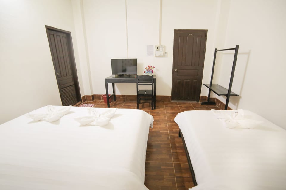 In-room safe, desk, free WiFi