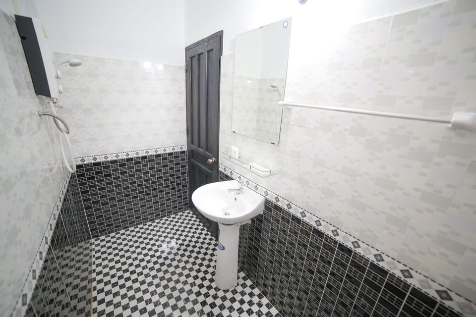 Standard Twin Room | Bathroom | Shower, free toiletries, slippers, bidet
