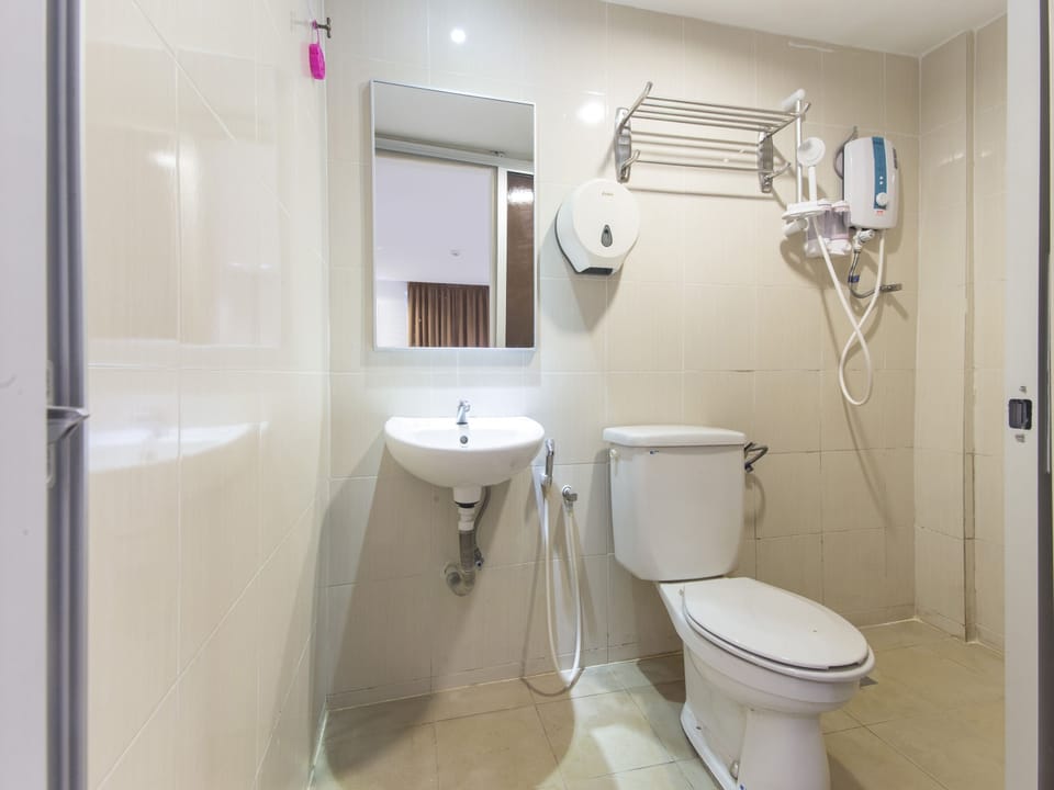 Shower, bidet, towels