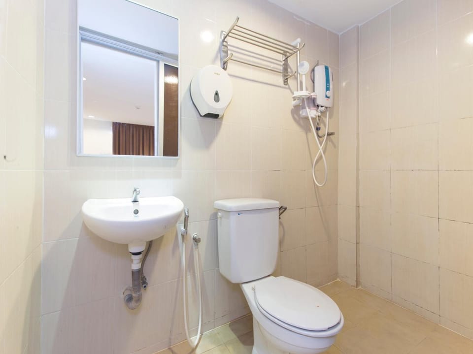 Shower, bidet, towels