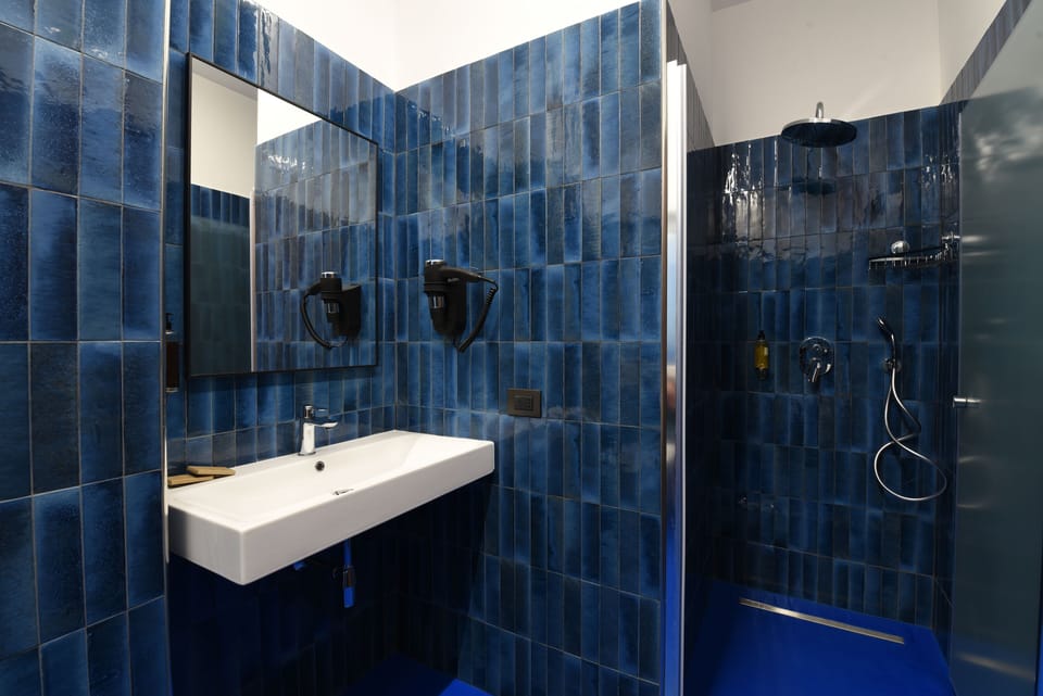 Shower, rainfall showerhead, free toiletries, hair dryer