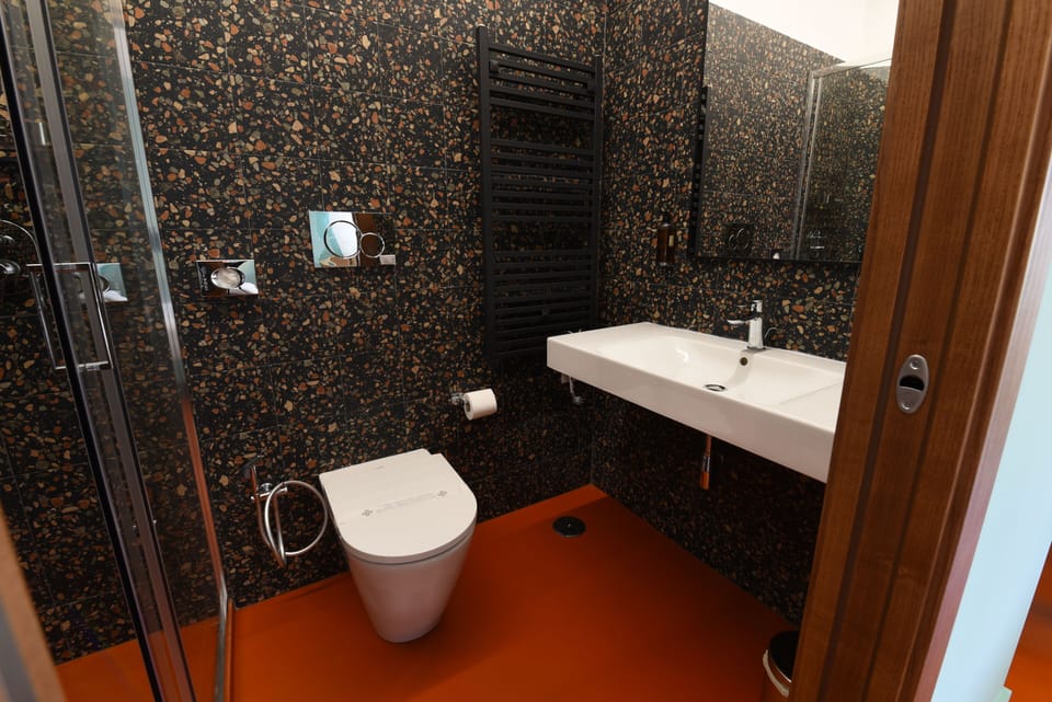 Shower, rainfall showerhead, free toiletries, hair dryer