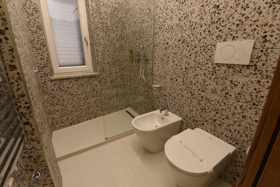 Shower, rainfall showerhead, free toiletries, hair dryer