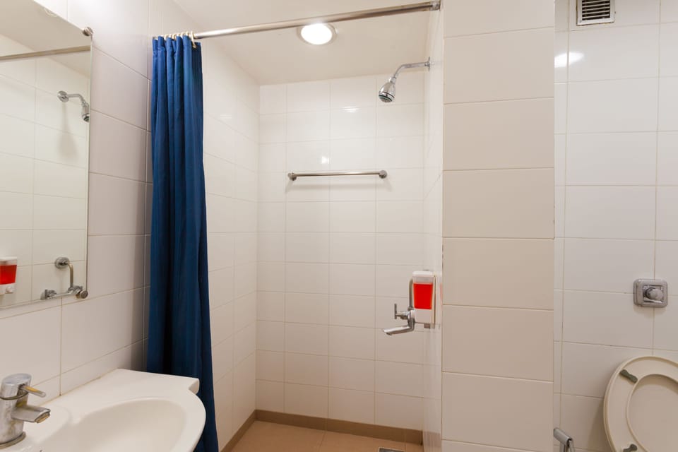 Shower, rainfall showerhead, free toiletries, hair dryer