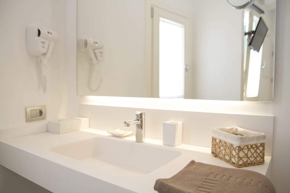 Comfort Room, 1 Bedroom, Non Smoking, Private Bathroom (Tacto) | Bathroom | Shower, rainfall showerhead, free toiletries, hair dryer
