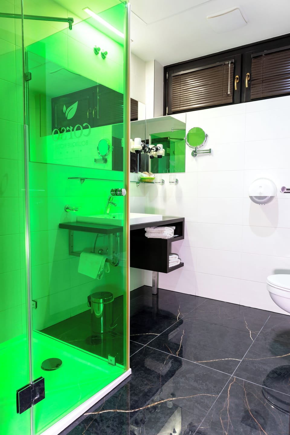 Family Suite | Bathroom | Free toiletries, hair dryer, bathrobes, slippers