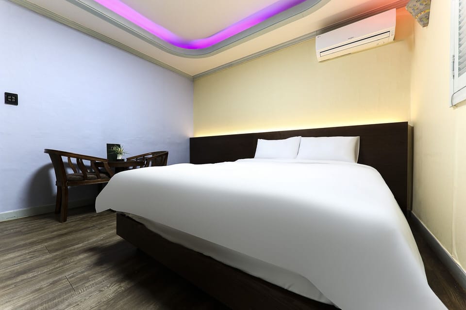 Deluxe Room | Egyptian cotton sheets, premium bedding, down comforters, pillowtop beds